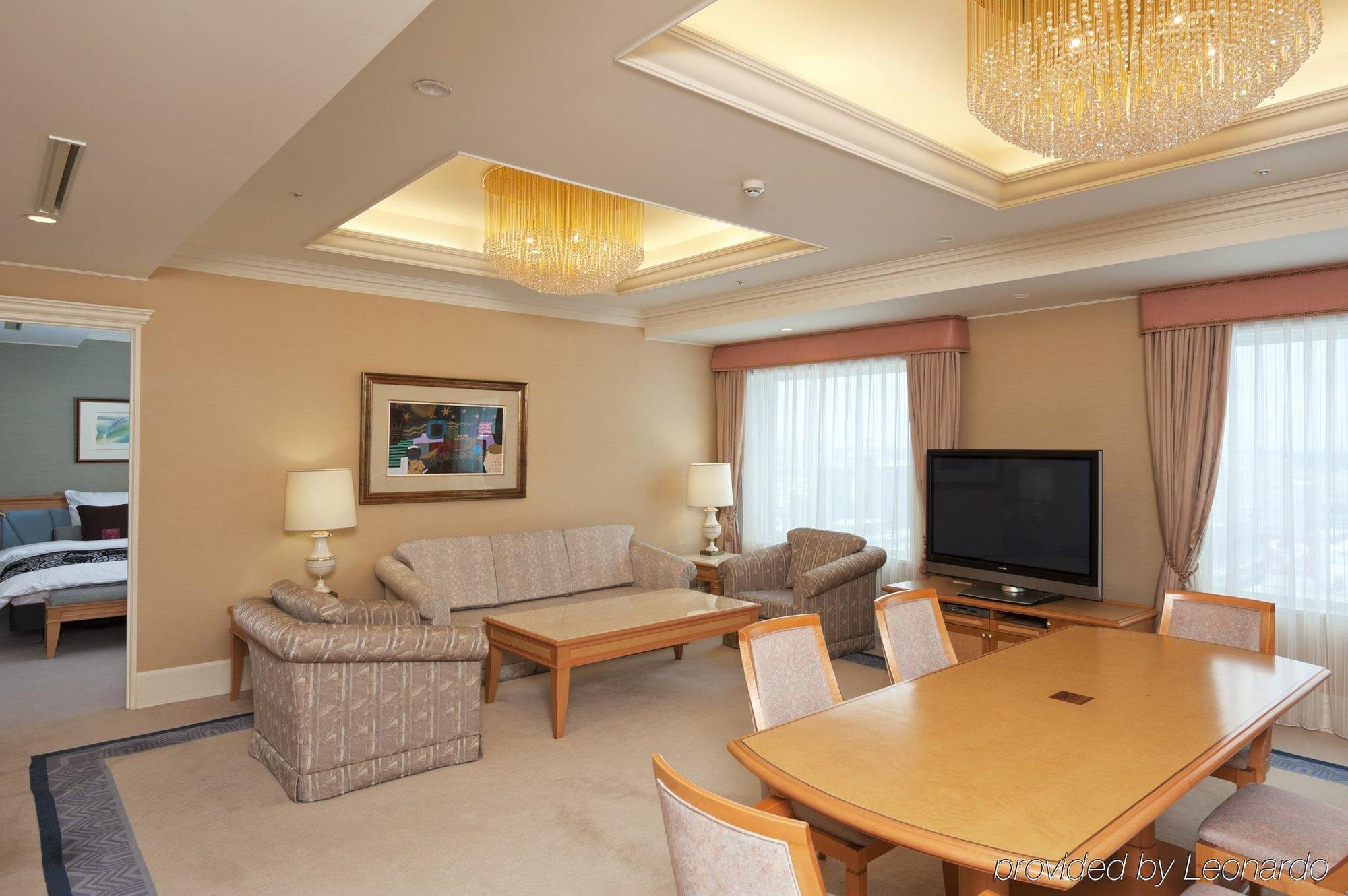 فندق آنا كراون بلازا شيتوس تشيتوسي الغرفة الصورة A living room in a suite at the hotel